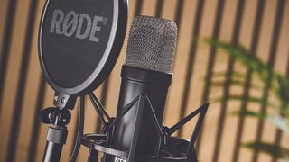 R&oslash;de NT-1 Signature